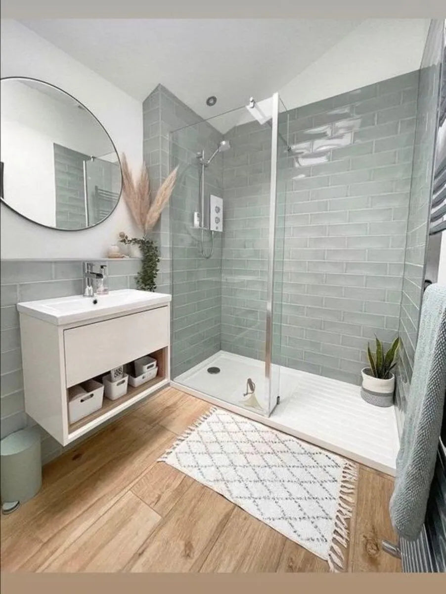 Salle de bain moderne avec douche italienne et carrelage gris clair, ambiance zen et épurée.