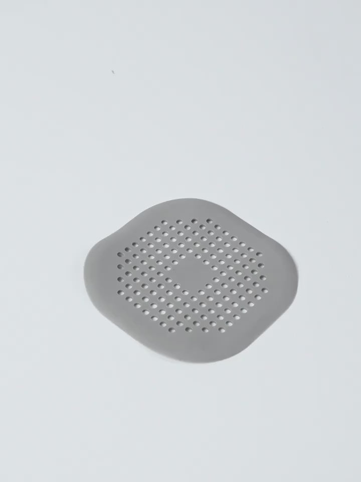 Charger la vidéo : Vidéo démonstrative de l’attrape-cheveux en silicone Nidora montrant son installation sur la bonde et son efficacité pour filtrer les cheveux dans la douche