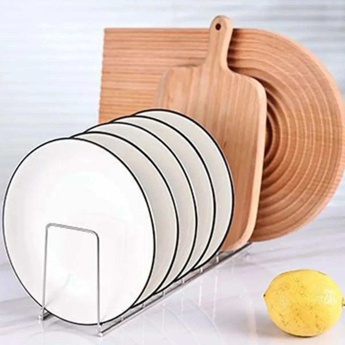 Range-assiettes design pour cuisine minimaliste, permettant d’organiser la vaisselle de manière ordonnée.