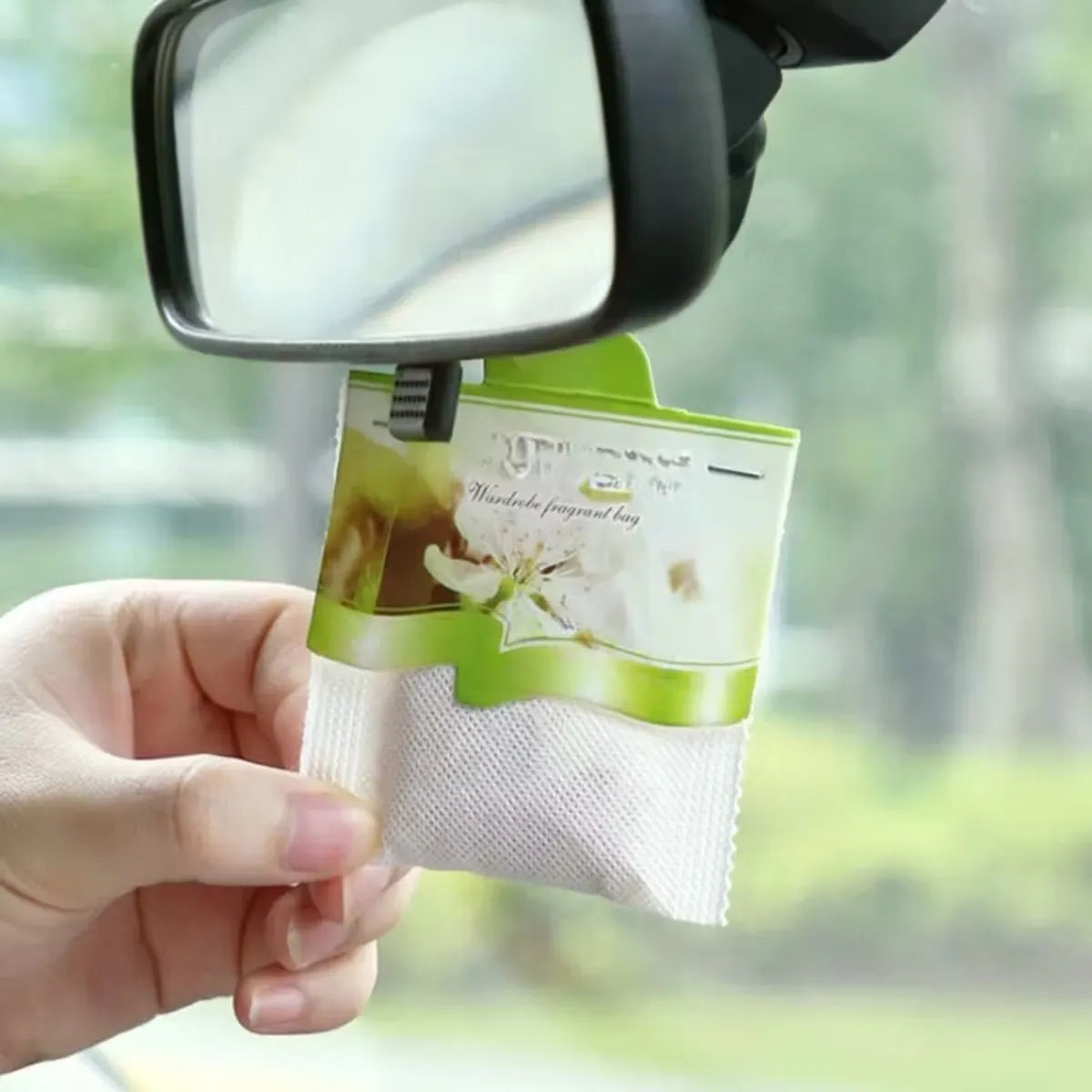 Désodorisant voiture Nidora sous forme de sachet parfumé Lavande & Osmanthus.