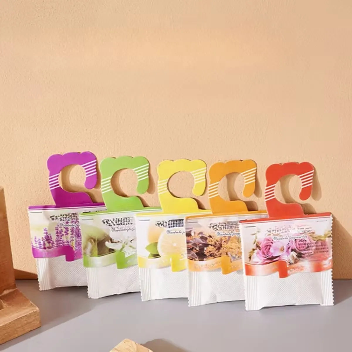 Ensemble de sachets parfumés Nidora aux couleurs pastel pour intérieur élégant.