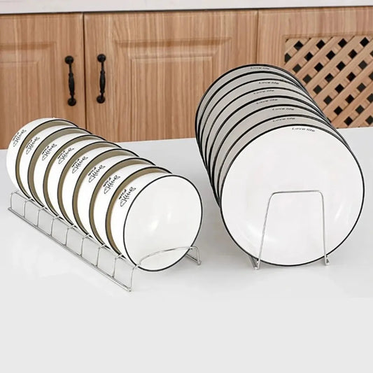 Support de rangement pour assiettes en acier inoxydable posé sur plan de travail moderne.