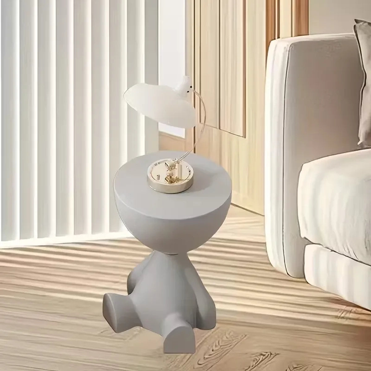 Table d’appoint ours utilisée comme table de chevet élégante dans une chambre contemporaine, marque Nidora.