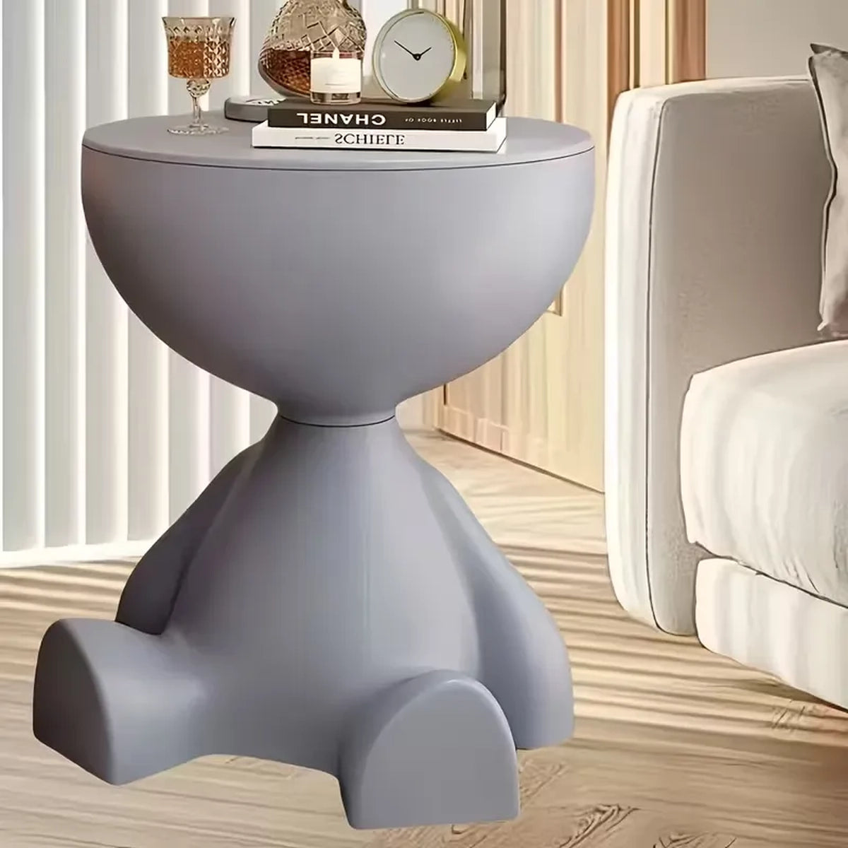 Table d’appoint ours Nidora dans un salon moderne, parfaite pour compléter une déco design et pratique.