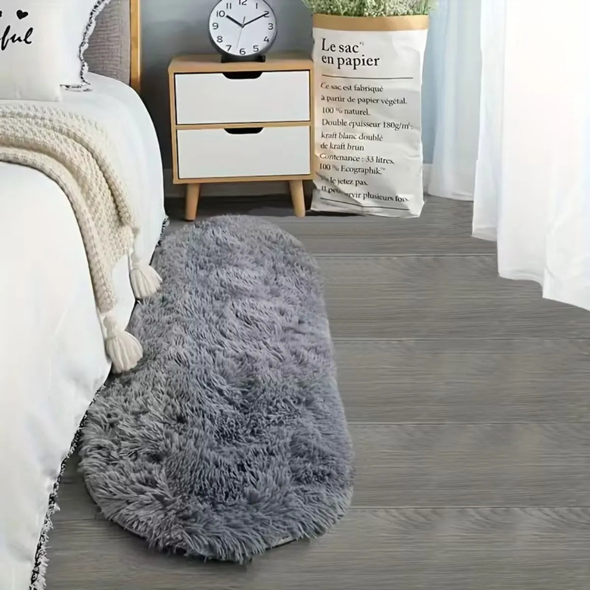 Tapis doux gris ovale parfait pour le salon ou la chambre.